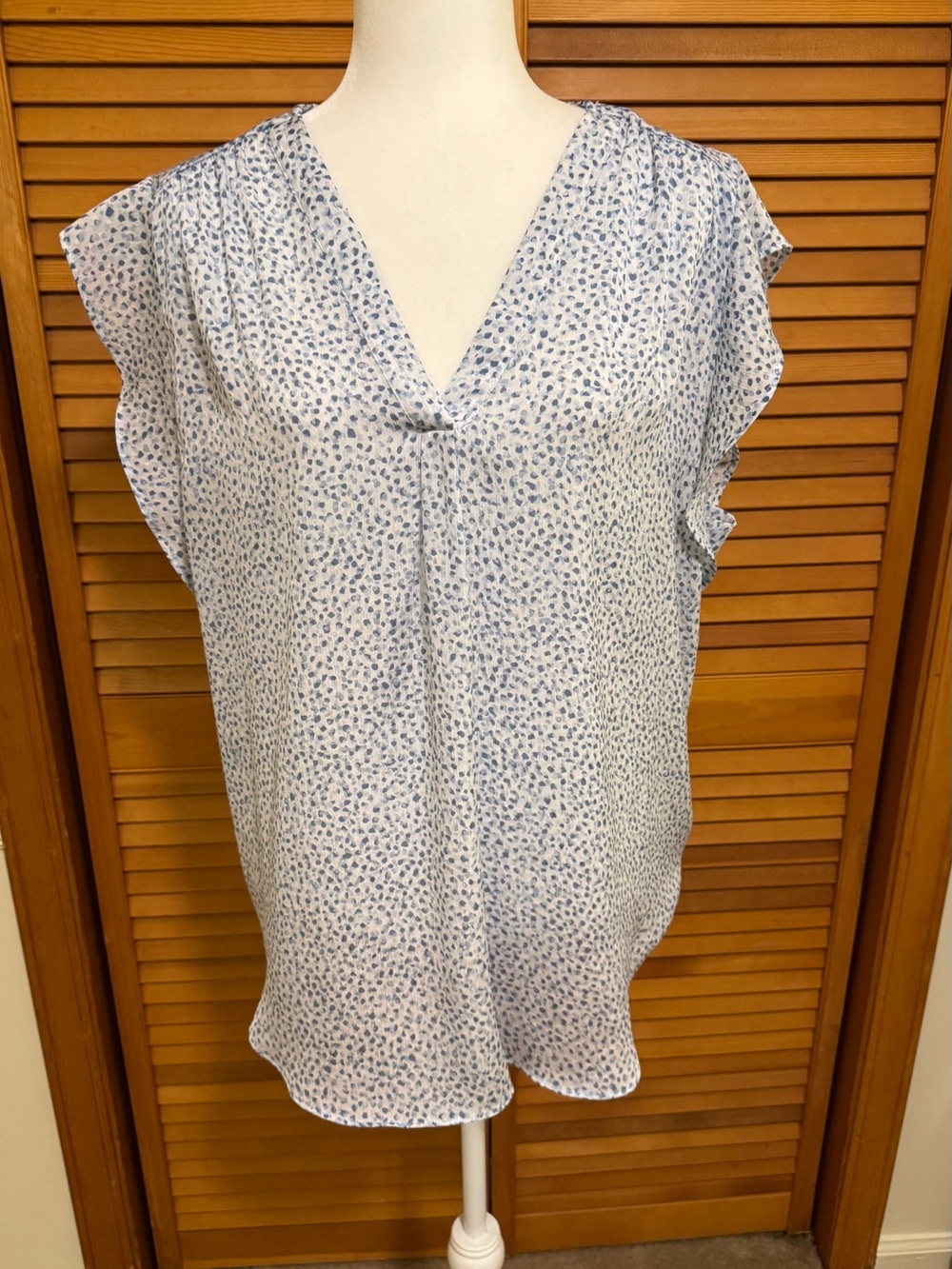 Vince Camuto White & Light Blue Ditsy V-Neck Flutter Sleeve Top